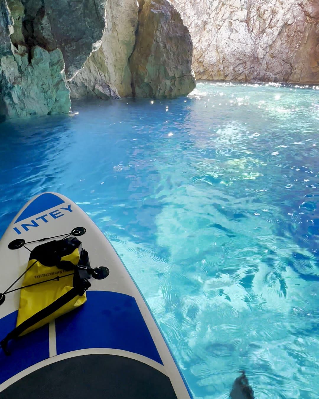 Grotte e archi in kayak
