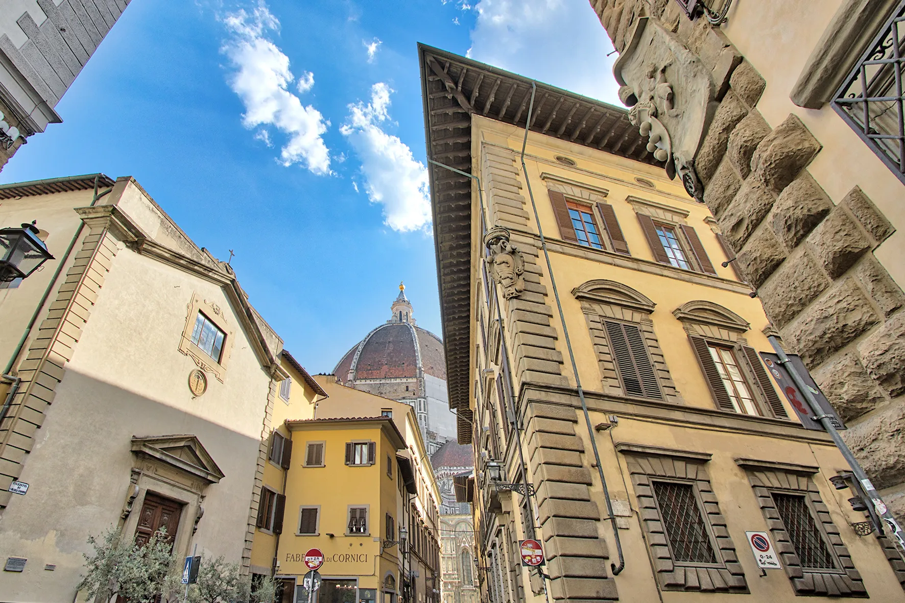 Via dei Servi 9, 12