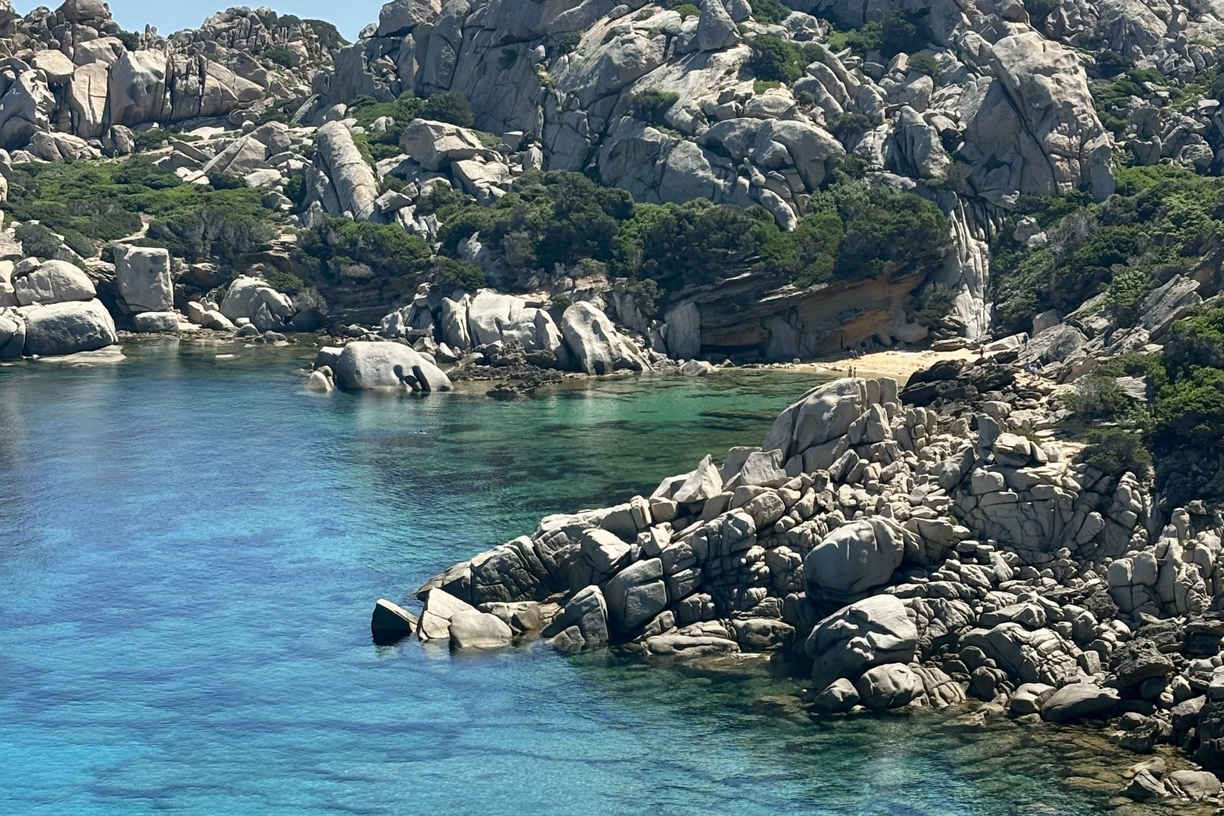 Mare cristallino e rocce di granito in Sardegna